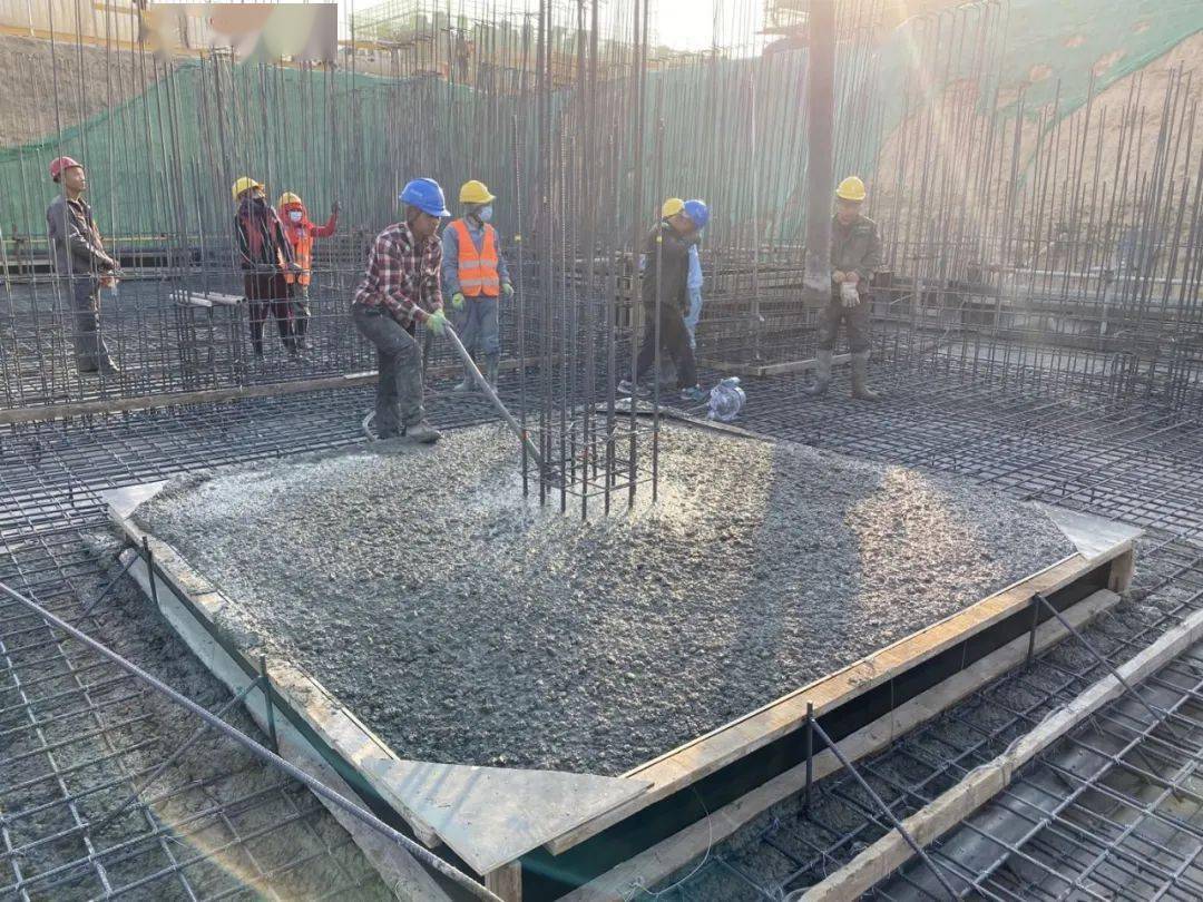 朱雀湖項(xiàng)目迎來關(guān)鍵節(jié)點(diǎn) 首塊筏板澆筑順利完成，基礎(chǔ)設(shè)施建設(shè)穩(wěn)步推進(jìn)